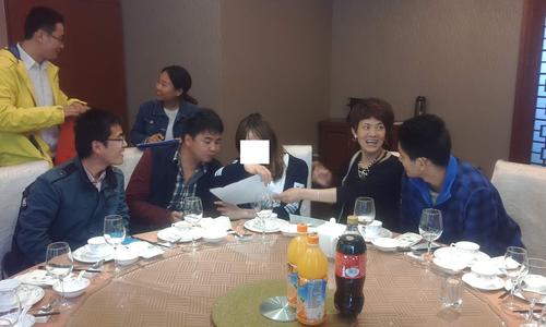 在上海耳蜗工厂会议室听公司专家介绍上海耳蜗产品